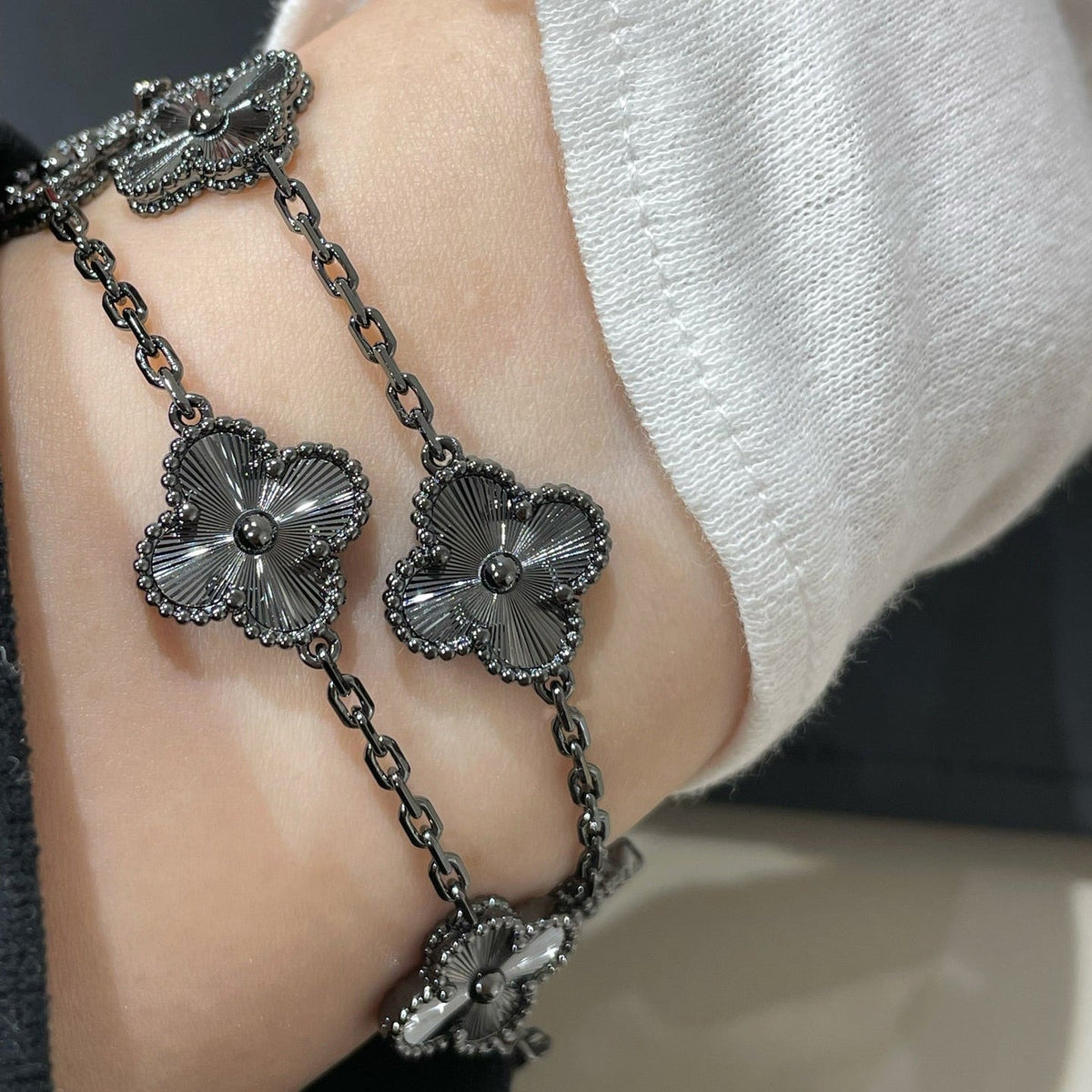 [Resenly Jewelry]CLOVER 5 MOTIF BLACK BRACELET