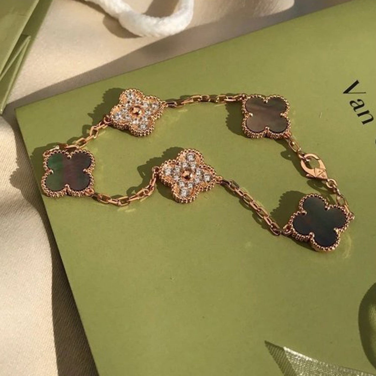 [Resenly Jewelry] CLOVER 5 MOTIF GRAY MOP BRACELET COLLECTION