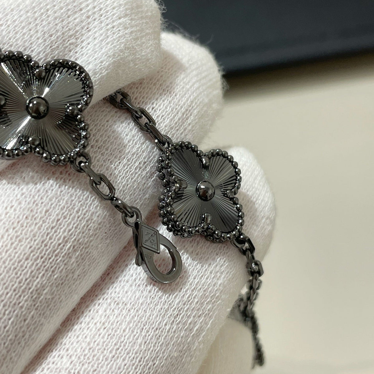 [Resenly Jewelry]CLOVER 5 MOTIF BLACK BRACELET