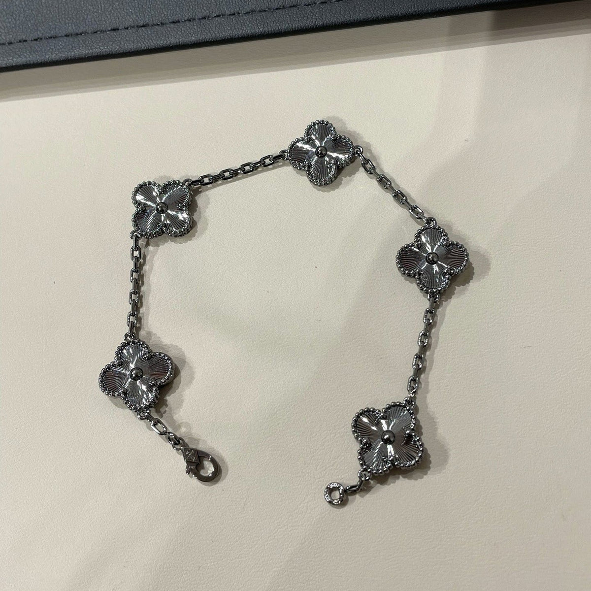 [Resenly Jewelry]CLOVER 5 MOTIF BLACK BRACELET