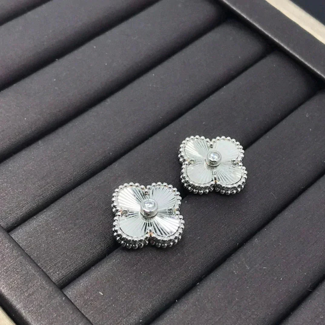 [Resenly Jewelry]CLOVER MINI 9.5MM LASER EARRINGS