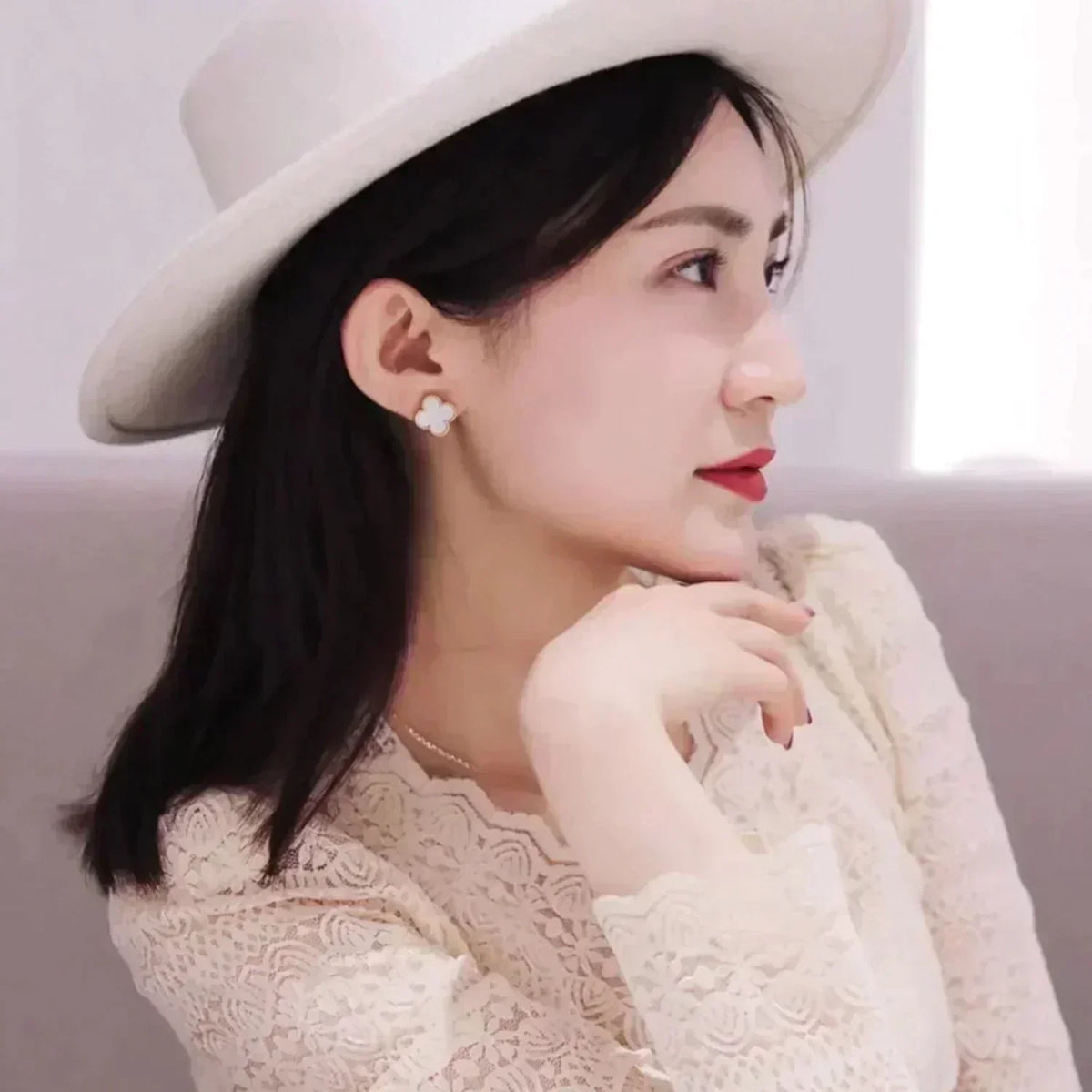 [Resenly Jewelry]CLOVER MEDIUM 1 MOTIFS  WHITE MOP STUD EARRINGS