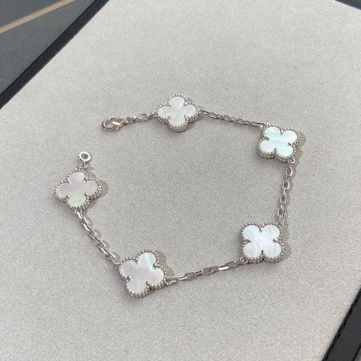 [Resenly Jewelry]CLOVER WHITE PEARL MOP 5 MOTIF BRACELET COLLECTION