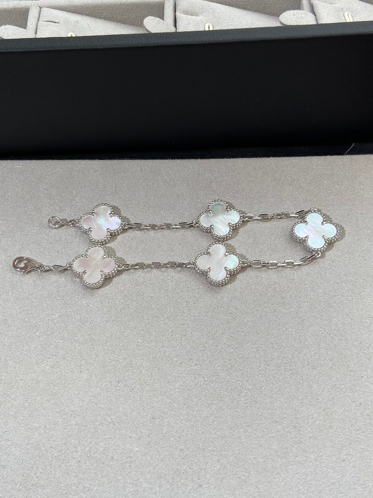 [Resenly Jewelry]CLOVER WHITE PEARL MOP 5 MOTIF BRACELET COLLECTION