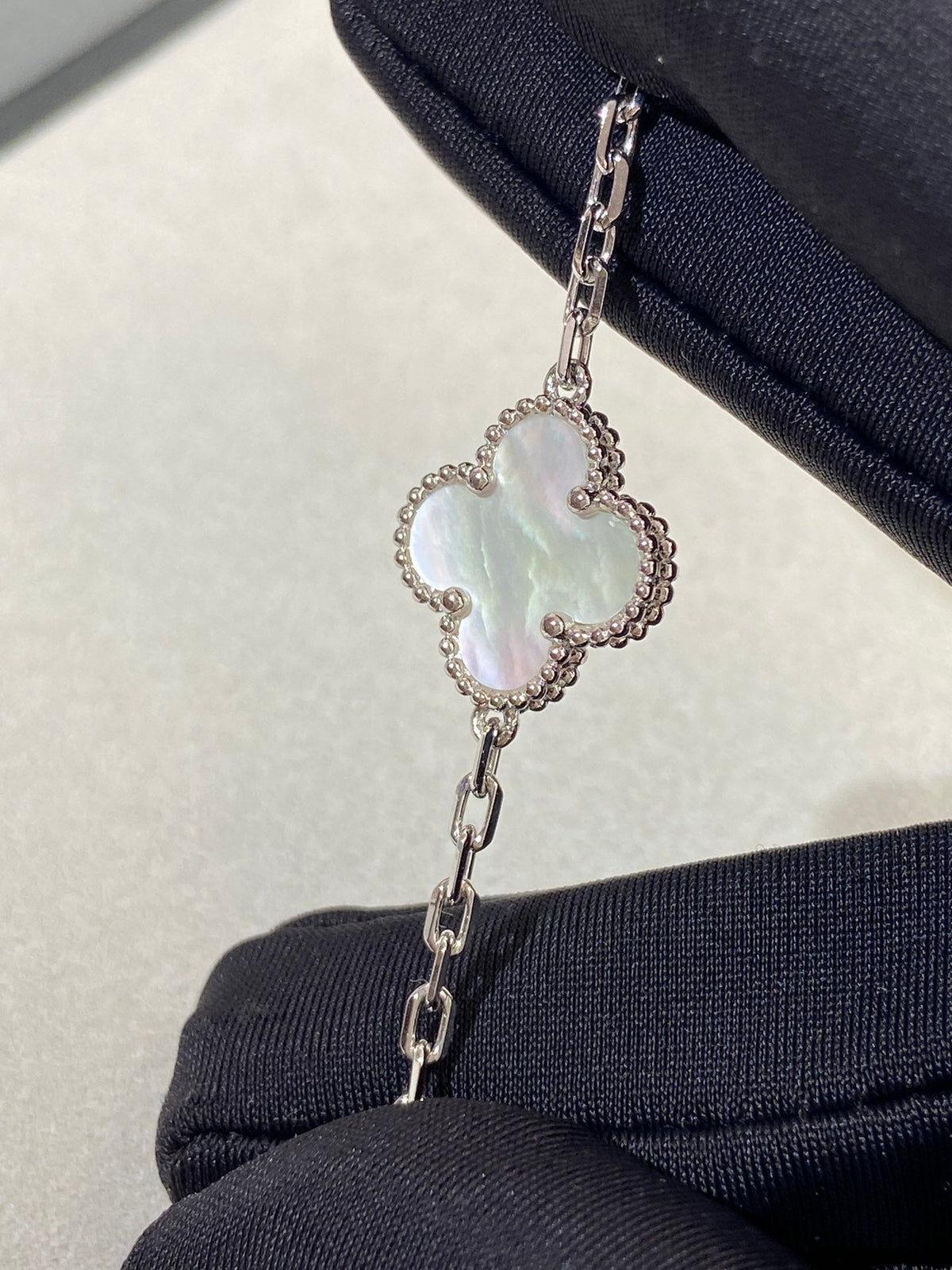 [Resenly Jewelry]CLOVER WHITE PEARL MOP 5 MOTIF BRACELET COLLECTION