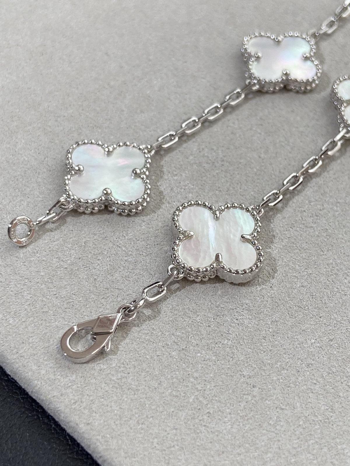[Resenly Jewelry]CLOVER WHITE PEARL MOP 5 MOTIF BRACELET COLLECTION