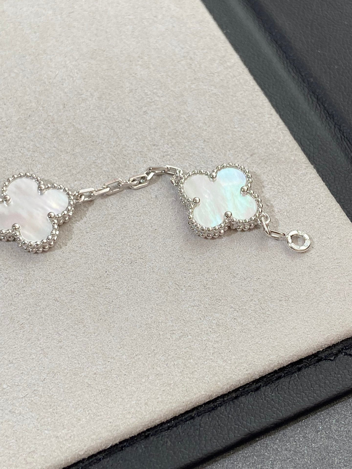 [Resenly Jewelry]CLOVER WHITE PEARL MOP 5 MOTIF BRACELET COLLECTION