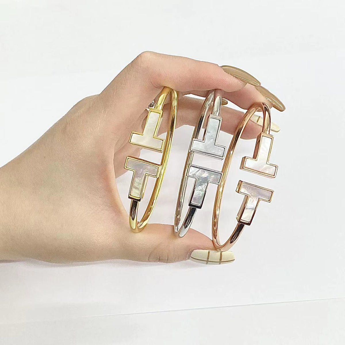 [Resenly Jewelry]T WIDE MOP OPEN BRACELET