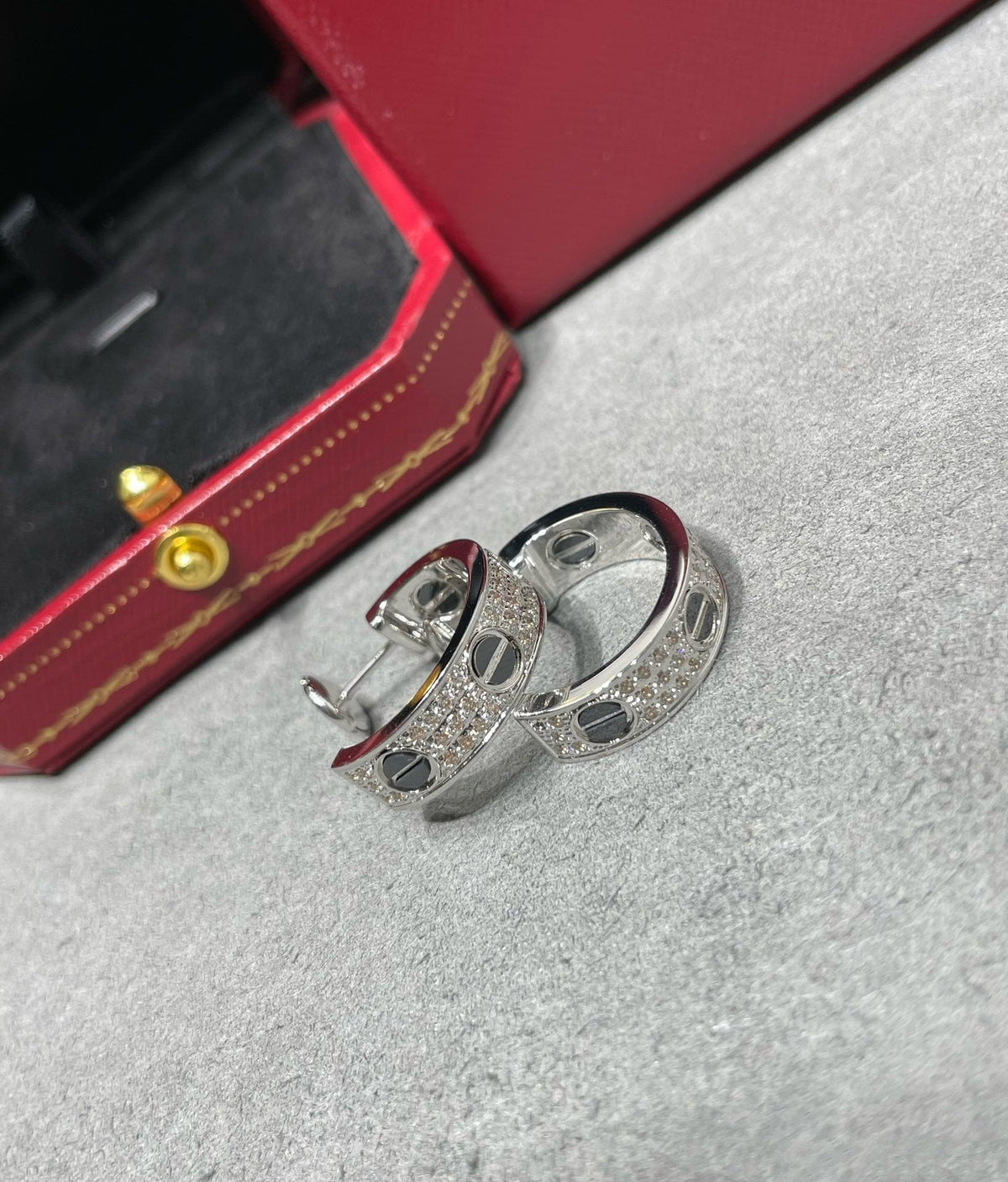[Resenly Jewelry]LOVE CERAMIC DIAMOND PAVED SILVER EARRINGS