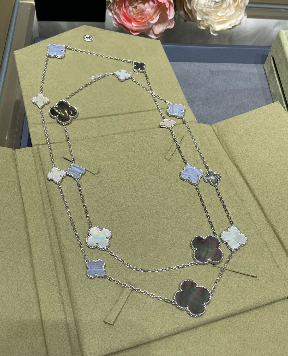 [Resenly Jewelry]CLOVER 16 MOTIF CHALCEDONY MOP SILVER NECKLACE