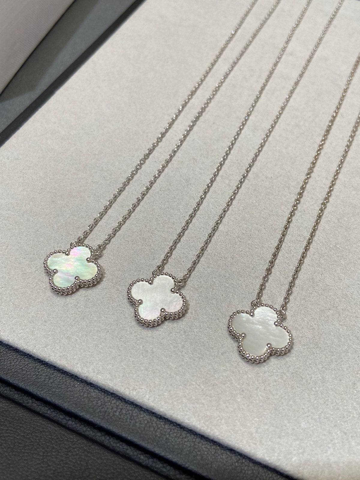 [Resenly Jewelry]CLOVER MEDIUM SILVER WHITE MOP NECKLACE