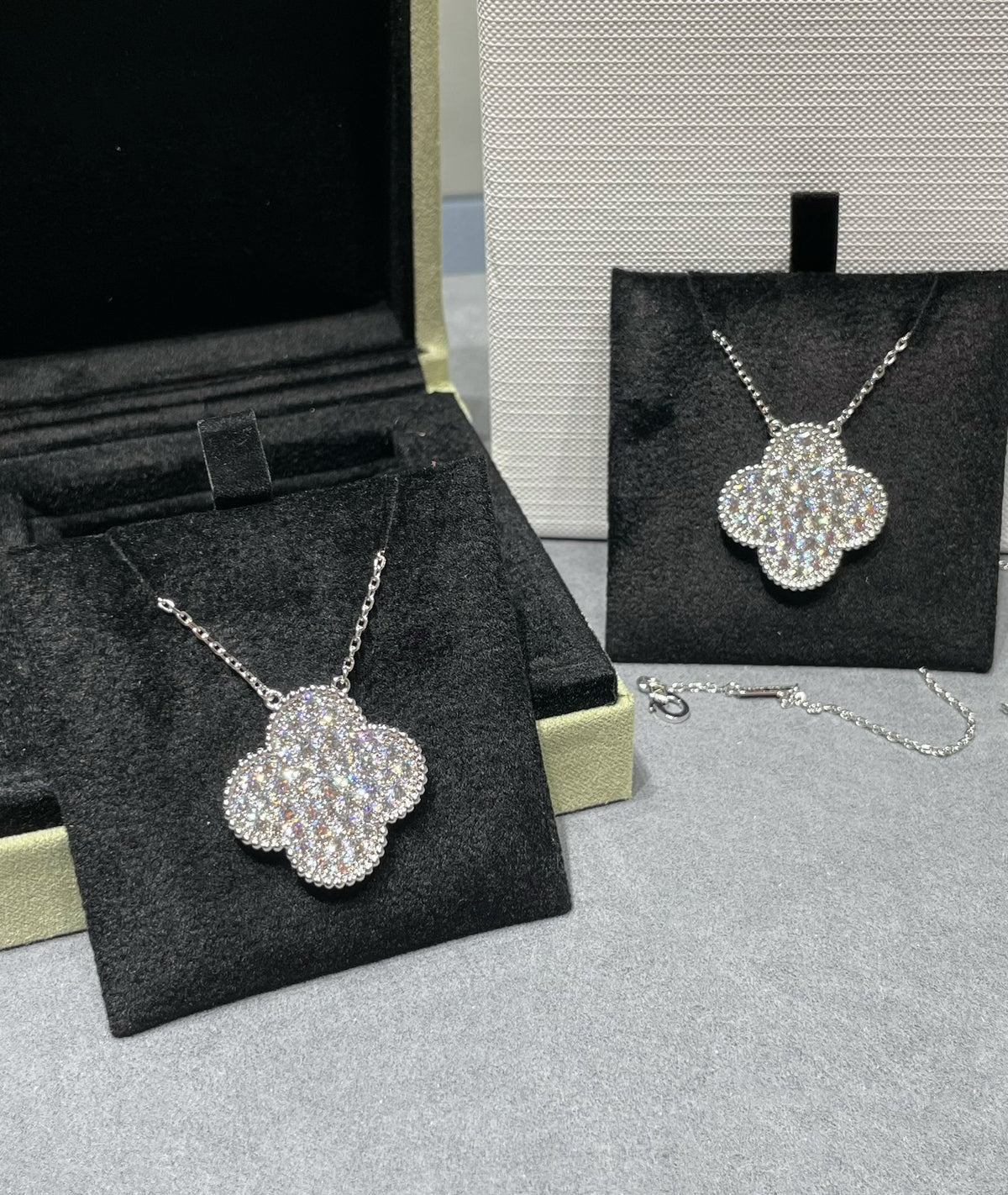 [Resenly Jewelry]CLOVER 25MM LARGE PENDANT DIAMOND PAVED SILVER NECKLACE
