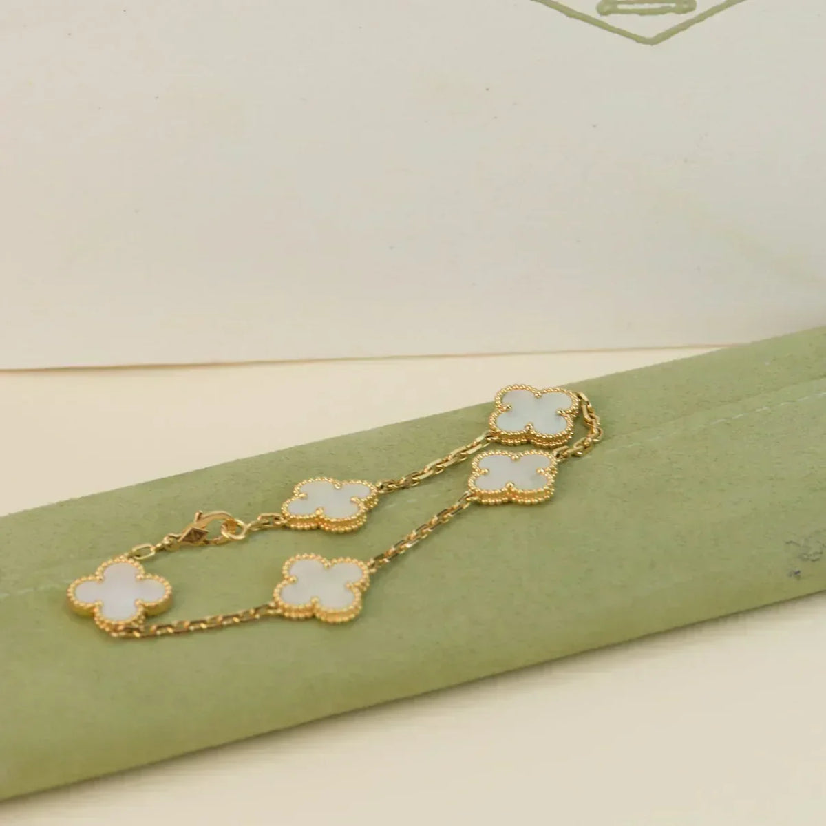 [Resenly Jewelry]CLOVER WHITE PEARL MOP 5 MOTIF BRACELET COLLECTION