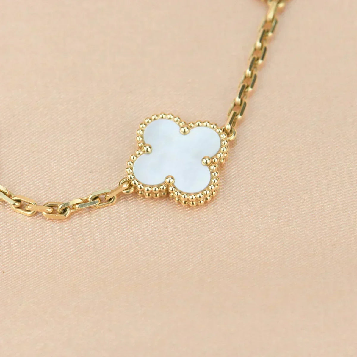 [Resenly Jewelry]CLOVER WHITE PEARL MOP 5 MOTIF BRACELET COLLECTION