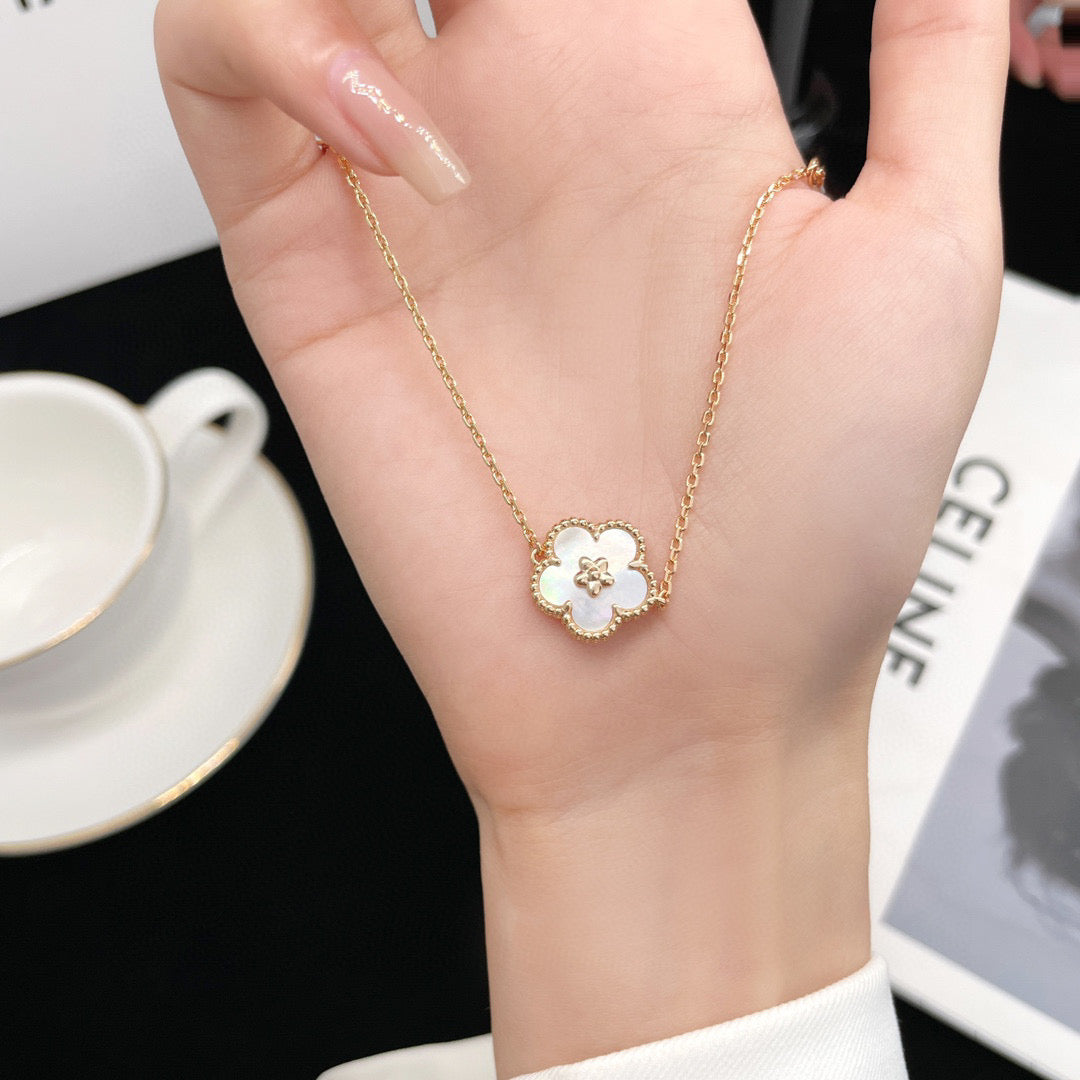 [Resenly Jewelry]LUCKY WHITE MOP PLUM BLOSSOM  BRACELET