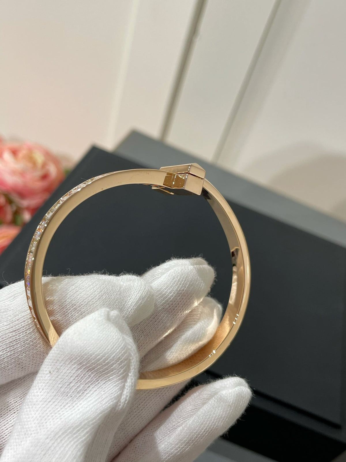 [Resenly Jewelry]WIDE HINGED BANGLE PINK GOLD WITH BAGUETTE DIAMONDS