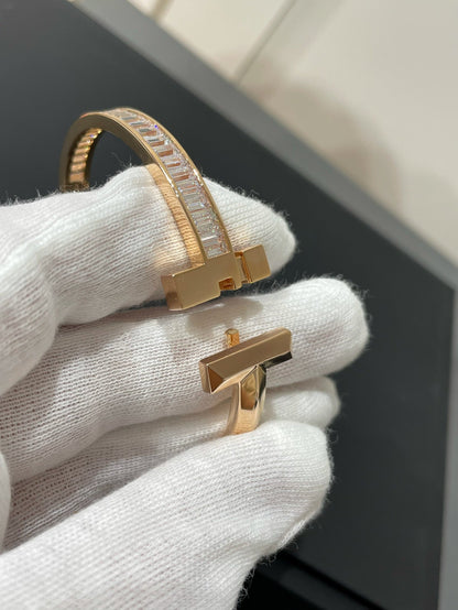 [Resenly Jewelry]WIDE HINGED BANGLE PINK GOLD WITH BAGUETTE DIAMONDS