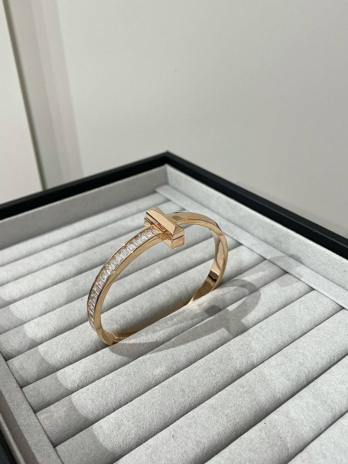 [Resenly Jewelry]WIDE HINGED BANGLE PINK GOLD WITH BAGUETTE DIAMONDS