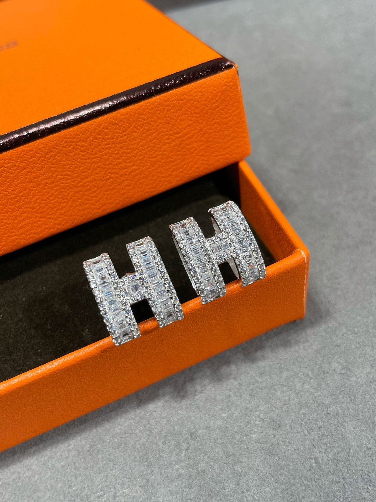 [Resenly Jewelry]H STUD EARRINGS WITH SILVER DIAMONDS