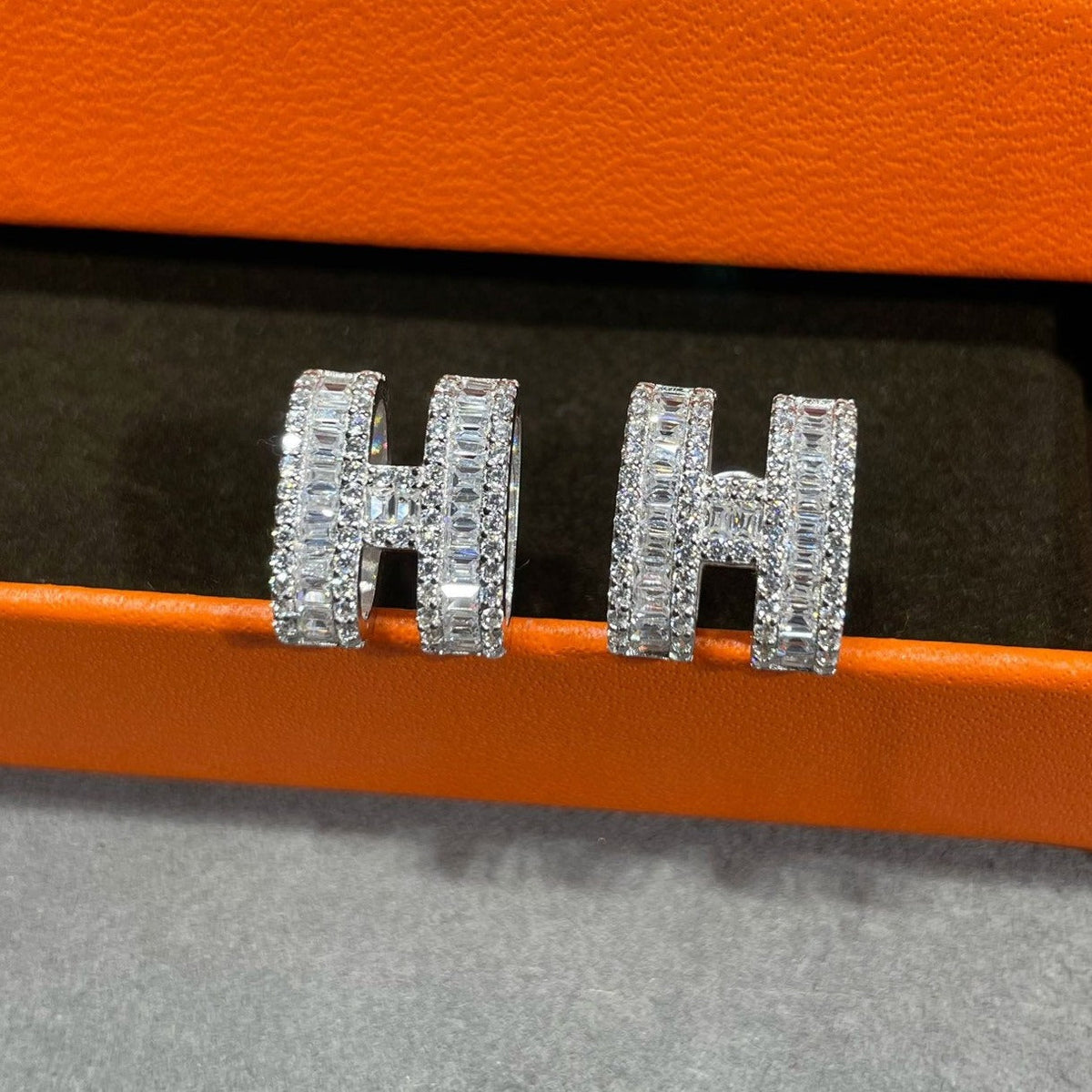 [Resenly Jewelry]H STUD EARRINGS WITH SILVER DIAMONDS