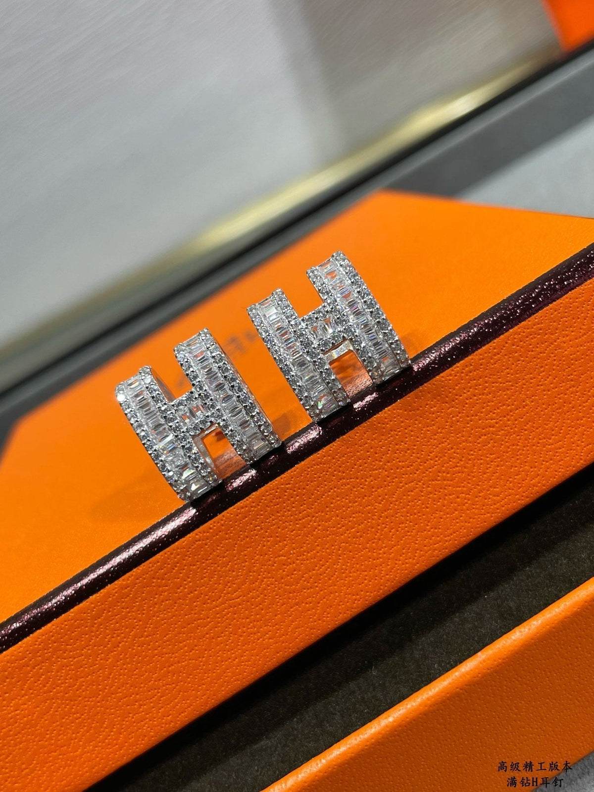 [Resenly Jewelry]H STUD EARRINGS WITH SILVER DIAMONDS