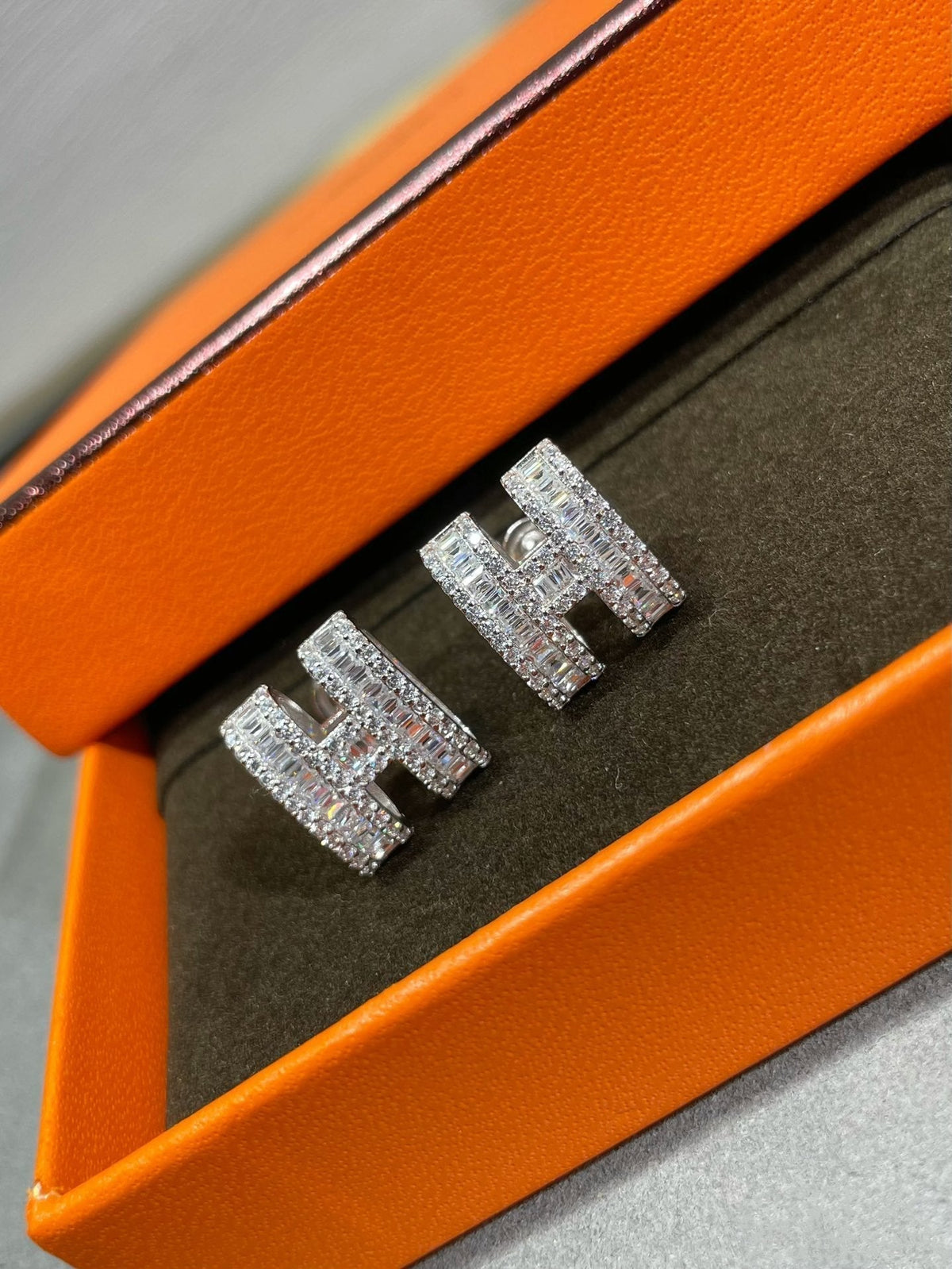 [Resenly Jewelry]H STUD EARRINGS WITH SILVER DIAMONDS